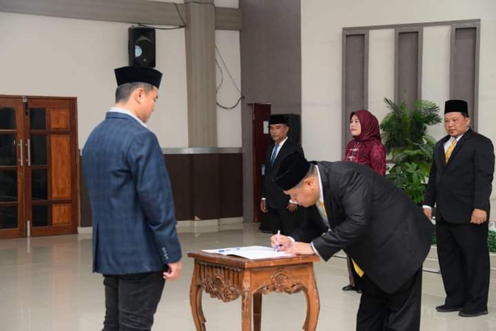 Bupati Labura, Hendriyanto Sitorus, melantik 7 komisioner KPAD Labura.
