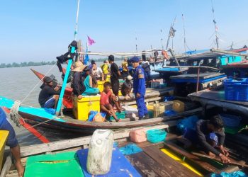 Petugas Satpolairud saat memberikan pembinaan kepada nelayan.