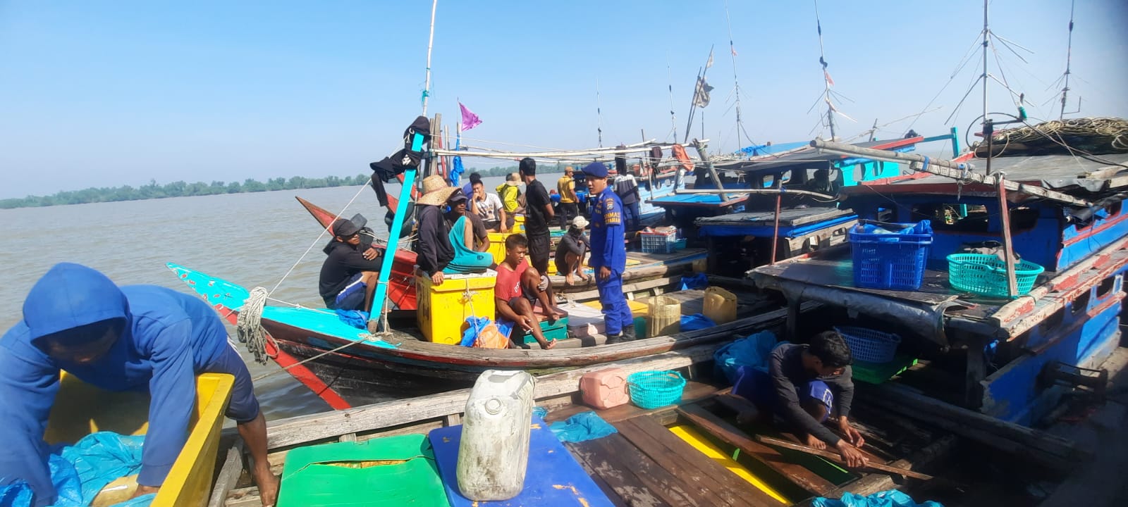 Petugas Satpolairud saat memberikan pembinaan kepada nelayan.