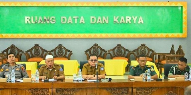 Sekdakab Labuhanbatu Ir Hasan Heri Rambe (tengah).