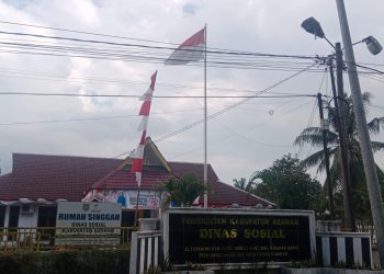 Memalukan, Dinsos Asahan Kibarkan Bendera Merah Putih Yang Sobek dan Kusam