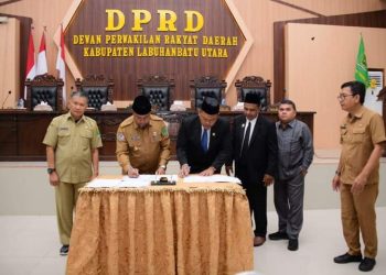 Sekda Labura, H.M Suib, bersama pimpinan DPRD menandatangani KUA Dan PPAS T.A 2025