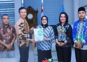 Plt Bupati Labuhanbatu Hj Ellya Rosa Siregar SPd MM (tengah).