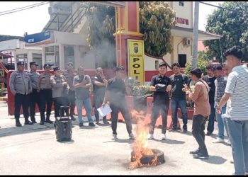 Unjuk Rasa di Polres Asahan, Mahasiswa Bakar Ban