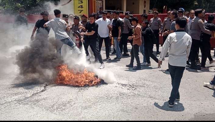 Unjuk Rasa di Polres Asahan, Mahasiswa Bakar Ban Bekas