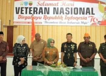 Plt Bupati Labuhanbatu Hj Ellya Rosa Siregar SPd (tengah) saat menghadiri acara peringatan Hari Veteran.