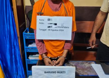 Tersangka AJ saat diamankan polisi.