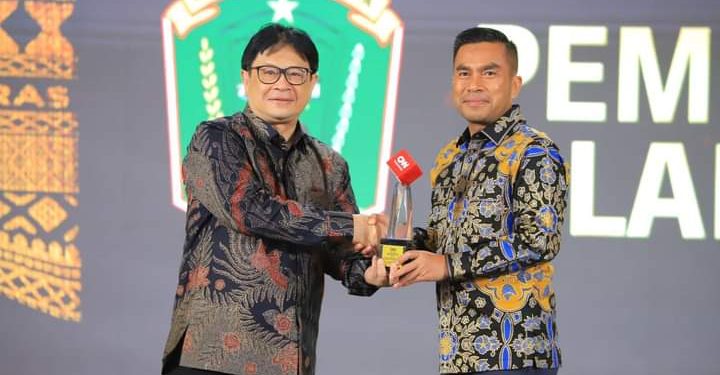 Kabupaten Labura menerima penghargaan CNN Awards 2024 yang diterima oleh Wabup Labura, H. Samsul Tanjung.