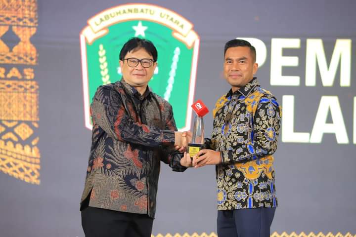 Kabupaten Labura menerima penghargaan CNN Awards 2024 yang diterima oleh Wabup Labura, H. Samsul Tanjung.
