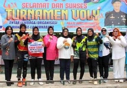 Plt Bupati Labuhanbatu Hj Ellya Rosa Siregar SPd MM (tengah).