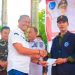 Sarimpunan Ritonga (kiri) memberikan cinderamata kepada salahseorang generasi muda yang turut serta pada kegiatan tersebut.