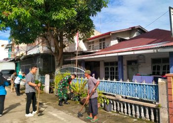 Babinsa Bersama Aparat Kelurahan & Warga Gelar Gotong Royong