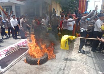 Minta Kapolres Tuntaskan Masalah Narkoba, Demonstran Bakar Ban di Polres Asahan