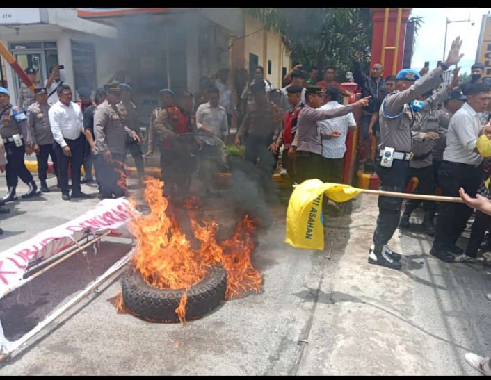 Minta Kapolres Tuntaskan Masalah Narkoba, Demonstran Bakar Ban di Polres Asahan