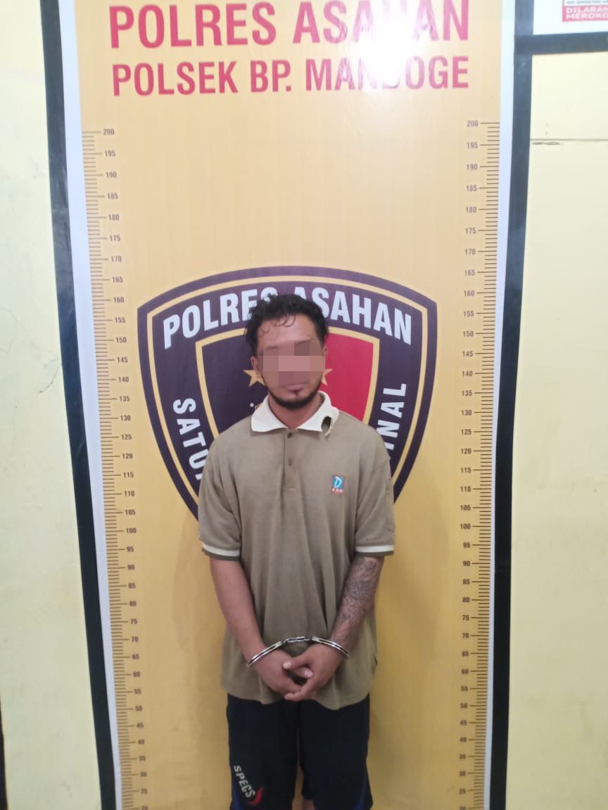 Tersangka saat di kantor polisi.