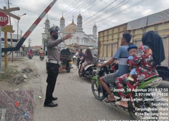 Personel Sat Lantas Polres Tanjungbalai Atur Lalulintas di Lokasi Rawang Macet
