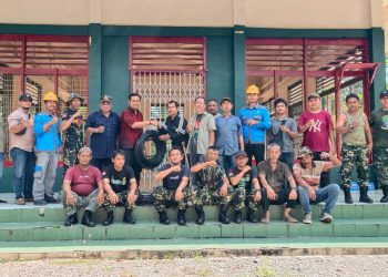 Ketua DHC BPK-45 Labuhanbatu, H Rustam H SH bersama rekan-rekan saat berada di Tugu Juang Lobusona.