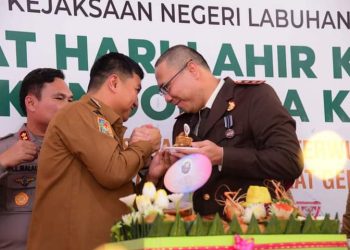 Bupati Labura, Hendriyanto Sitorus, mengucapkan selamat hari lahir kejaksaan kepada Kajari Labuhanbatu, Dr M Carvel W.