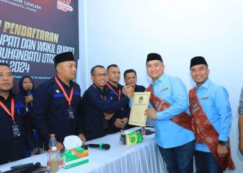 Pasangan balon bupati dan wakil bupati, Hendriyanto Sitorus dan Samsul Tanjung, mendaftar ke KPU Kabupaten Labura