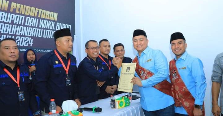 Pasangan balon bupati dan wakil bupati, Hendriyanto Sitorus dan Samsul Tanjung, mendaftar ke KPU Kabupaten Labura