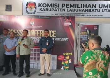 Ketua KPU Labura, Adi Susanto, memberikan keterangan saat konperensi pers, Selasa (3/9/2024)