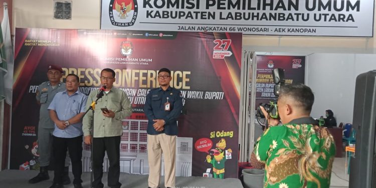 Ketua KPU Labura, Adi Susanto, memberikan keterangan saat konperensi pers, Selasa (3/9/2024)