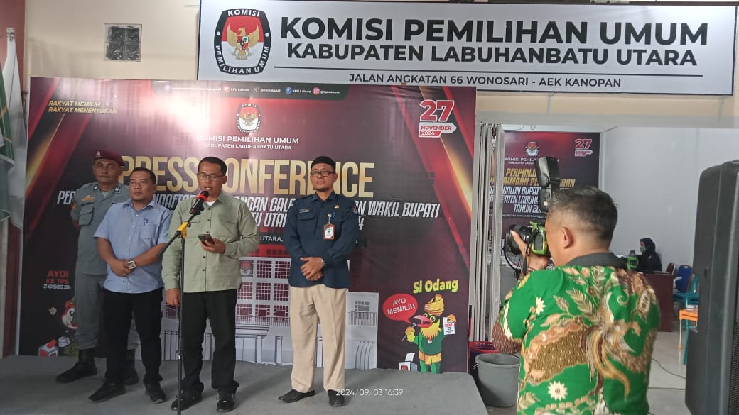 Ketua KPU Labura, Adi Susanto, memberikan keterangan saat konperensi pers, Selasa (3/9/2024)