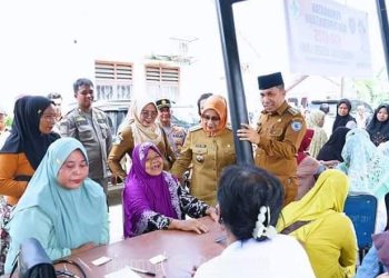 Plt Bupati Labuhanbatu Salurkan Zakat ke Warga di Bilah Hilir