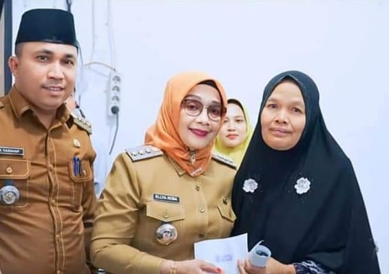 Plt Bupati Labuhanbatu Hj Ellya Rosa Siregar (tengah).