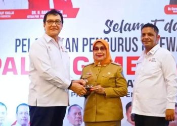 Plt Bupati Labuhanbatu Hj Ellya Rosa Siregar (tengah).
