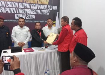 Komisioner KPU, Darwin, mengembalikan dokumen pencalonan bupati dan wakil bupati Ahmad Rijal Munthe dan Darno ke Ketua PDIP Labura, Sunaryo.