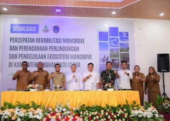 Wakil Bupati Labura, Samsul Tanjung, berfoto bersama dengan peserta sosialisasi
