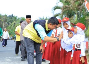 Bupati Labura, Hendriyanto Sitorus, menyapa anak sekolah yang menyambutnya dalam kegiatan Bung Desa ke 18 di Desa Bangun Rejo.