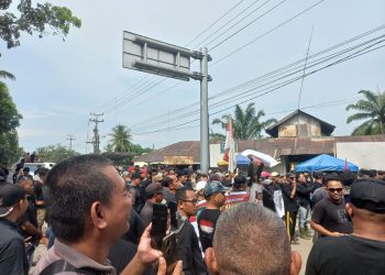 Tuntutan Perbaikan Jalan Warga dari 4 Kecamatan Demo