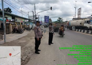 Personel Sat Lantas Polres Tanjungbalai Atur Arus Lalu Lintas di Jalan Depan Masjid