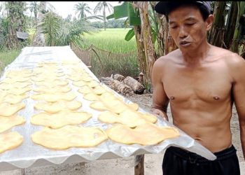 Kuli Bangunan di Meranti Asahan Kini Usaha Kerupuk Udang
