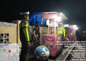 Personel Sat Lantas Polres Tanjungbalai Tertibkan Pedagang