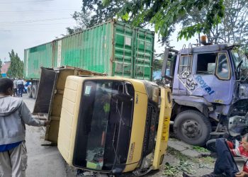Trailer Hantam Dump Truck di Simpang Sidodadi Kisaran