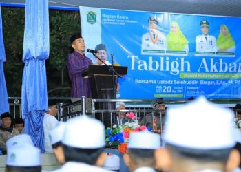 Wakil Bupati Labura, H. Samsul Tanjung, menyampaikan kata sambutan pada acara Tabligh Akbar menyambut Maulid Nabi Muhammad SAW 1446 Hijriyah di Desa Pulo Dogom.