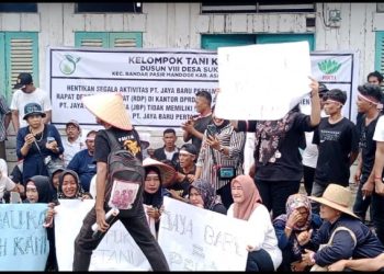 Masyarakat Bandar Pasir Mandoge Unjukrasa dan Segel Kantor PT JBP