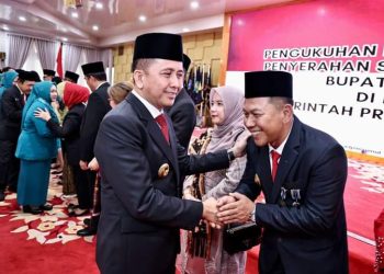 Pj. Gubsu, Ahmad Fatoni, memberikan ucapan selamat kepada Mulyono.