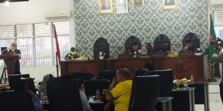 Sekretaris Daerah Kota (Sekdako) Tanjungbalai, Nurmalini Marpaung, S.Sos, M.Ikom saat menyampaikan kata sambutan dalam Rapat Paripurna DPRD Kota Tanjungbalai, Kamis (26/9) sore.