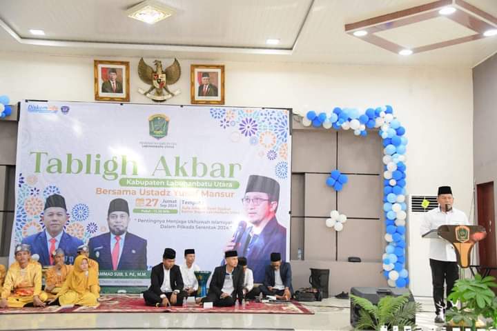 Pjs. Bupati Labura, Mulyono, memberikan kata sambutan pada acara Tabligh Akbar memperingati Maulid Nabi