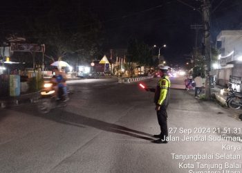 Personel Sat Lantas Polres Tanjungbalai Laksanakan Blue Light Patrol Kelilingi Kota