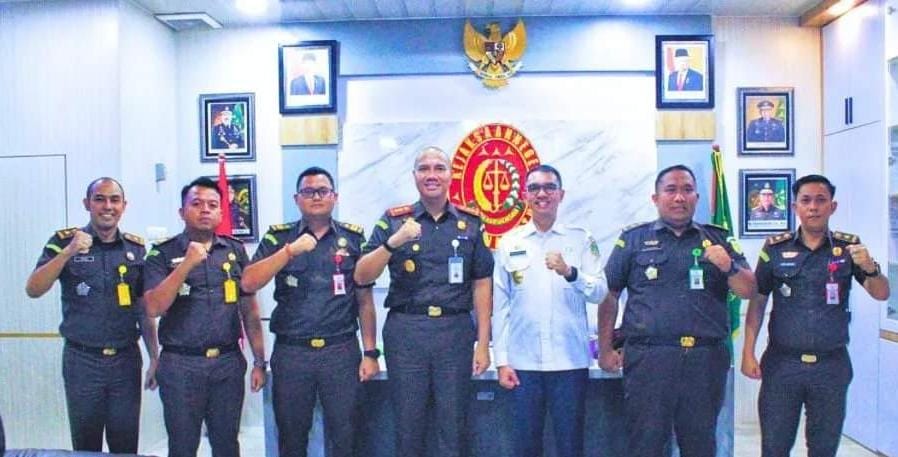 Pjs Labuhanbatu Dr H Faisal Arif Nasution S.Sos. M.Si (baju putih).