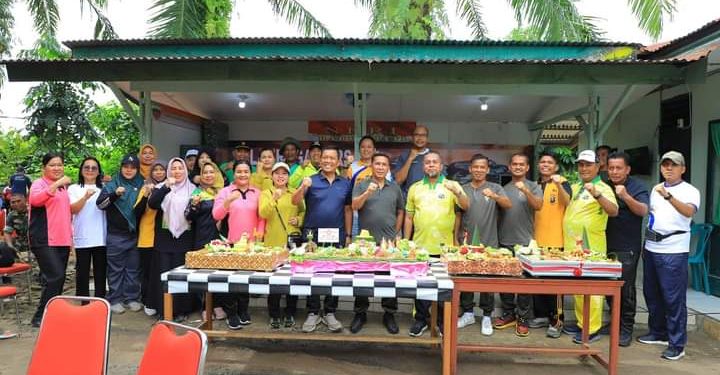 Sekda Labura, Dr. H. Muhammad Suib, berfoto bersama usai menghadiri HUT TNI 79 di Koramil 01 Aek Kanopan.