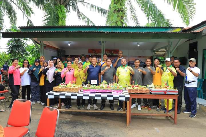 Sekda Labura, Dr. H. Muhammad Suib, berfoto bersama usai menghadiri HUT TNI 79 di Koramil 01 Aek Kanopan.