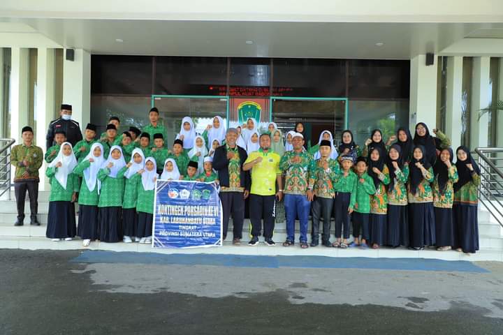 Sekda Labura, Dr. H. Muhammad Suib berfoto bersama Kontingen PORSADIN (Pekan Olahraga dan Seni Antar Diniyah) Kabupaten Labuhanbatu Utara.