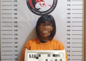 Tersangka Bu Rek saat diamankan polisi.