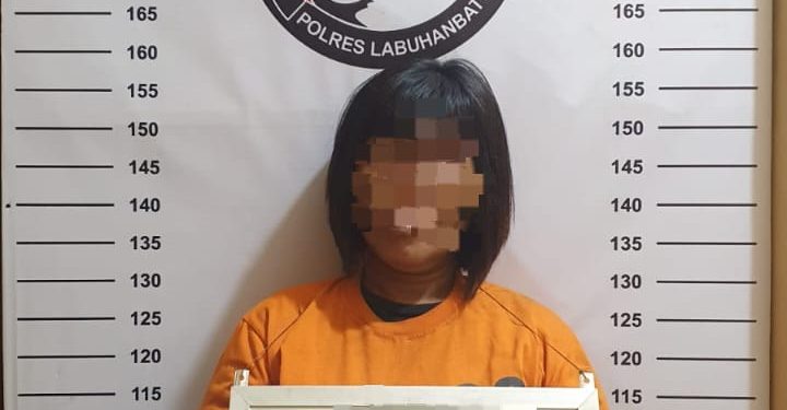 Tersangka Bu Rek saat diamankan polisi.